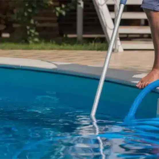 How To Use A Manual Pool Vacuum 554x554